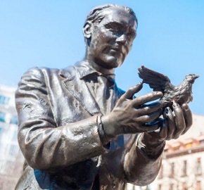 Estatua de Lorca y la Paloma de la Paz 