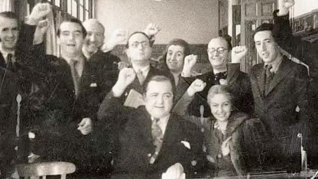 Lorca y toda La Barraca con el puño levantado