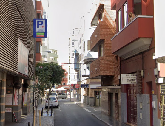 CALLE RAFAEL ALMEIDA, CON LA PLAZOLETA FARRAY AL FONDO