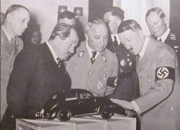 1936: PORSCHE PRESENTA A HITLER EL WOLKSWAGEN