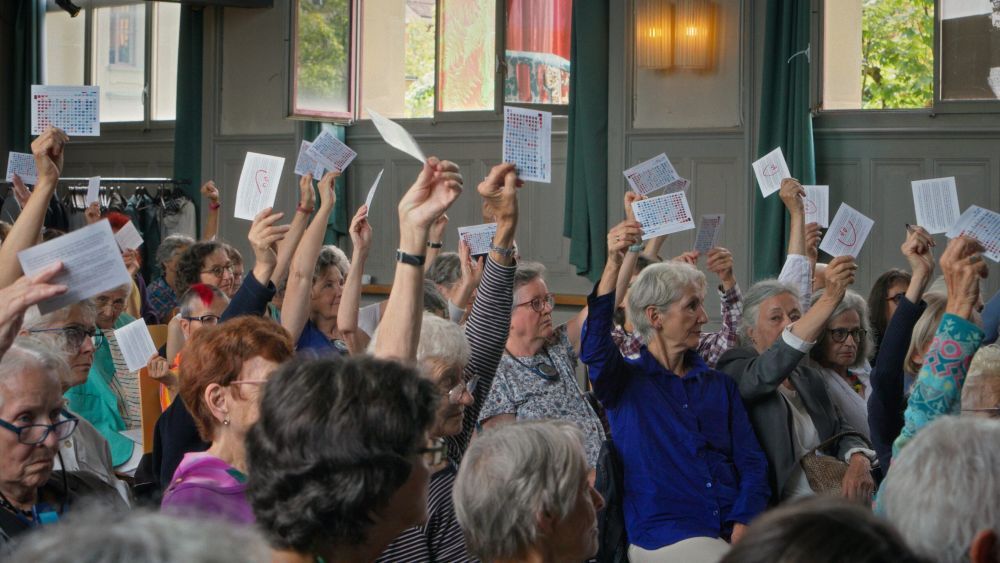 Las Ancianas suizas por el clima en una de sus asambleas para defiir los pasos del proceso impulsado ante el Tribunal Europeo de Estrasburgo. Foto MattoGrosso Films.