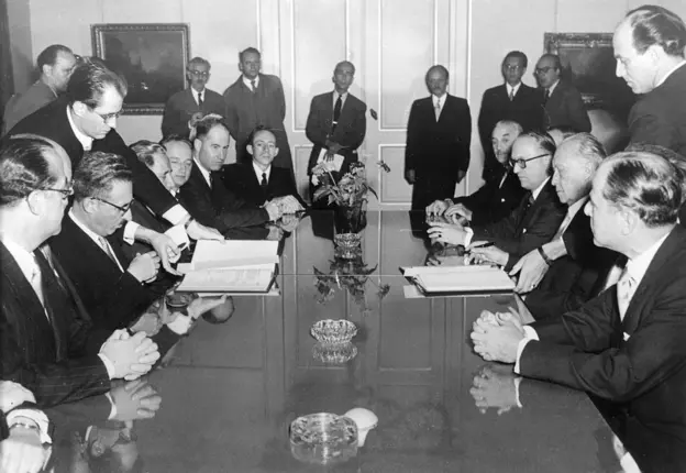 El Acuerdo de Reparaciones entre Israel y la República Federal de Alemania se firmó en Luxemburgo en 1952 para su entrada en vigor el año siguiente GETTY IMAGES BBC