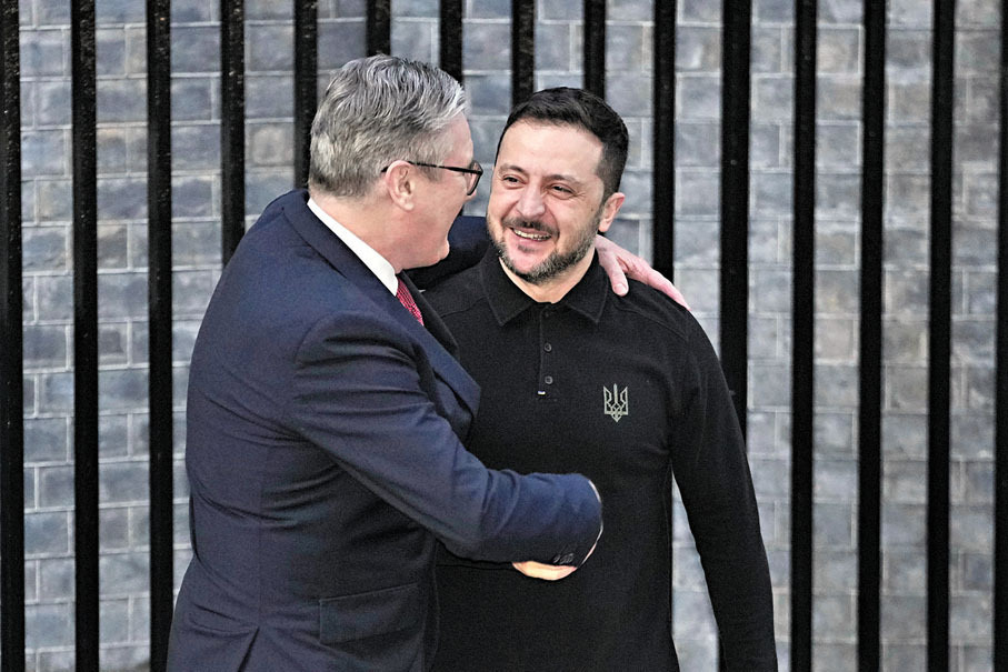 ZELENSKI CON STARMER  (AP Photo/Kin Cheung)