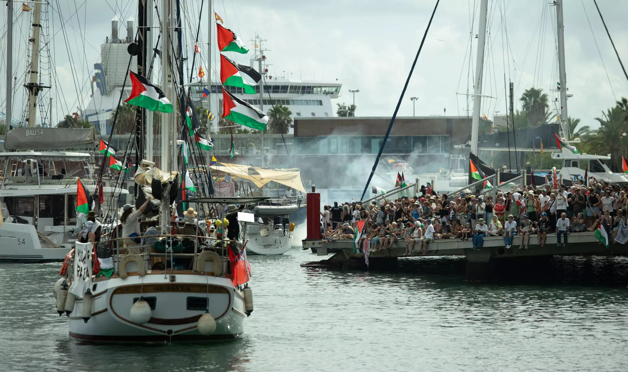 GLOBAL SUMUD FLOTILLA Boats set sail from Barcelona to Gaza. (Photo: David Canales / Alamy)
