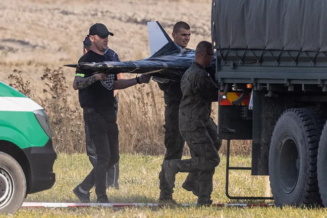Efectivos retirando uno de los drones rusos interceptados por el Ejército de Polonia, que invocó a sus socios de la OTAN.WOJTEK JARGILOEFE
