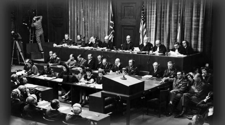 El Tribunal de Núremberg juzgó a 22 líderes nazis por conspiración, crímenes contra la paz, crímenes de guerra y crímenes contra la humanidad, resultando en condenas de muerte, cadena perpetua y penas de prisión.