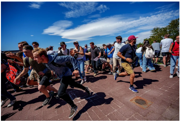 KIRK OREM, UTAH - 10 DE SEPTIEMBRE: La gente corre tras los disparos durante una aparición de Charlie Kirk en la Universidad del Valle de Utah el 10 de septiembre de 2025 en Orem, Utah. (Foto de Trent Nelson/The Salt Lake Tribune/Getty Images)