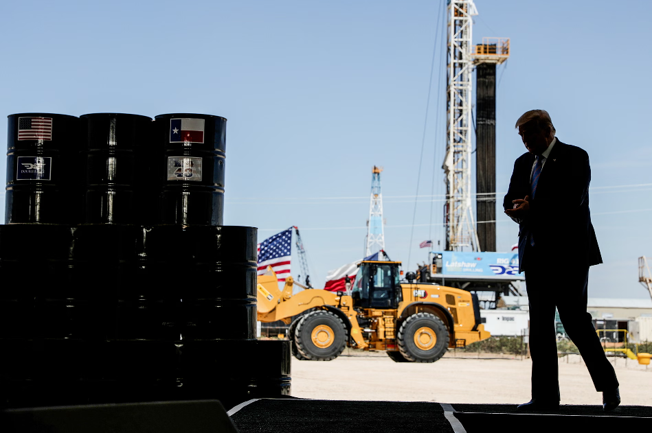 TRUMP EN UNA EXTRACIÓN FOSIL POR FRACKINK - THE GUARDIAN