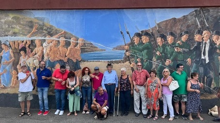 Foto ante Mural en Sardina del Norte