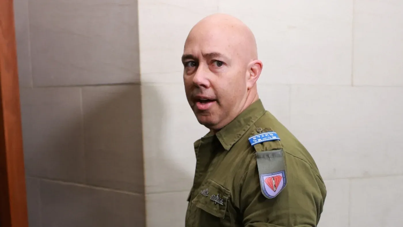 Brian Mast vistiendo su uniforme de las Fuerzas de Defensa de Israel en los pasillos del Congreso al comienzo del genocidio de Israel en Gaza
