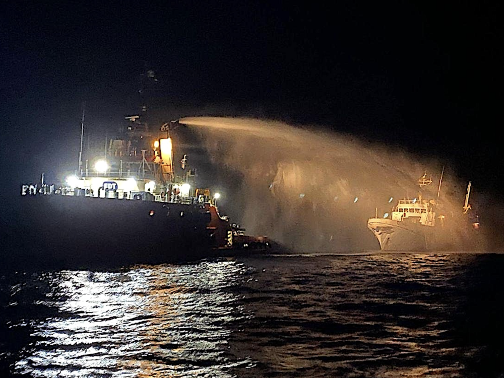 Un remolcador rocía agua para extinguir un incendio a bordo de The Conscience, un barco de la Flotilla de la Libertad de Gaza, el 2 de mayo de 2025. (Wikimedia Commons /Dominio público)