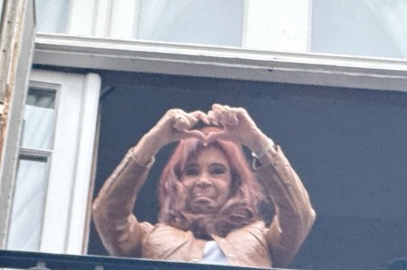 Cristina Fernandez saluda desde el balcó (1)