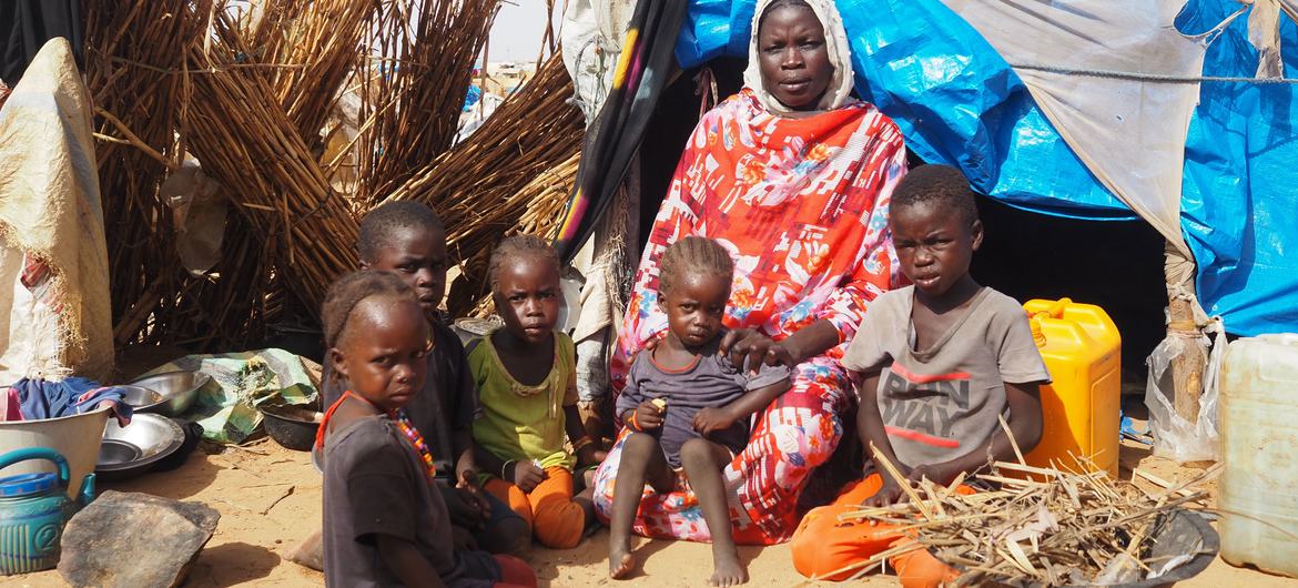 La guerra enemigo principal de los Derechos Humanos.  Una familia de refugiados sudaneses se refugia en Adre, en la frontera con Chad. Foto Ying Hu_ACNUR-ONU