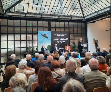 SENTADOS, MIGUEL FALOMIR Y ANDREA AGUILAR, CON ANDRÉS RÁBAGO, EL ROTO INTERVIENE MIGUEL ÁNGEL AGUILAR, PRESIDENTE DELA FUNDACIÓN DIARIO MADRID