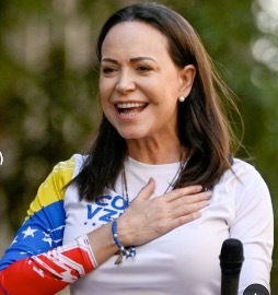 Corina se lleva la mano al pecho