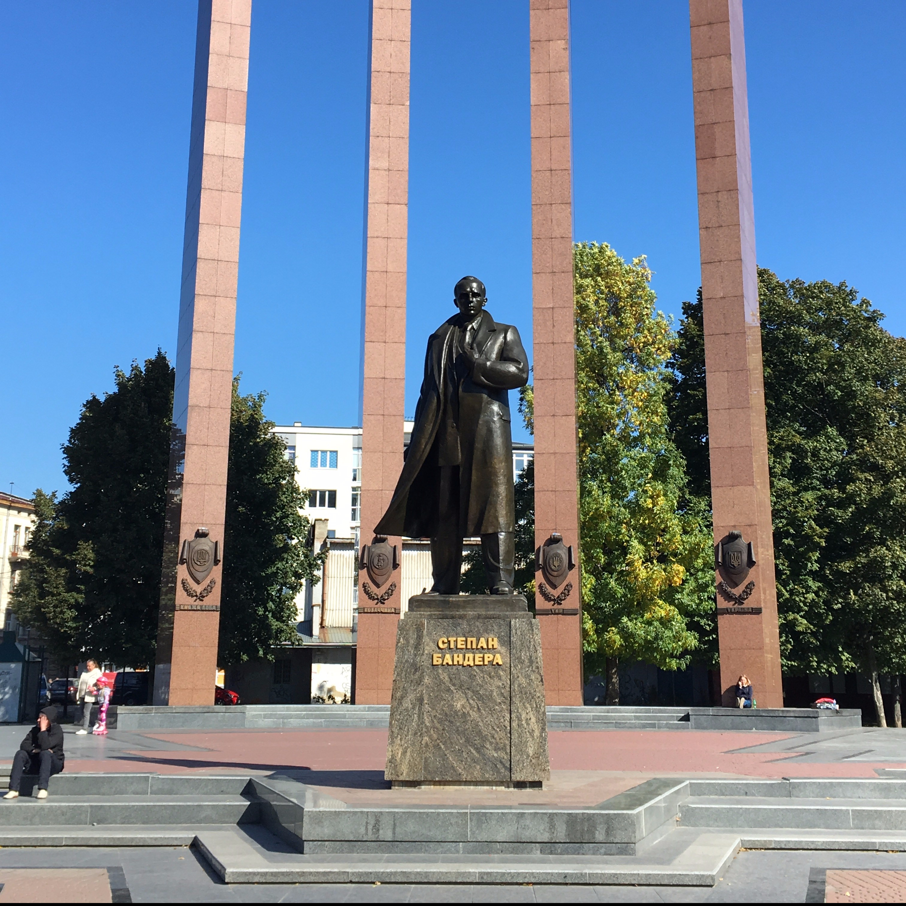 MONUMENTO AL NAZI BANDERA EN UCRANIA