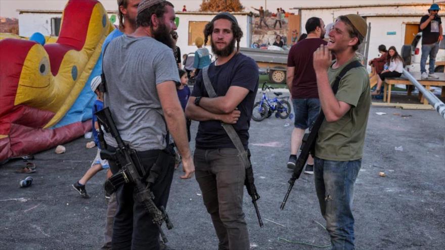 LOS COLONOS ISRAELÍES SE APODERAN DE LAS TIERRAS ÁRABES ARMA EN MANO