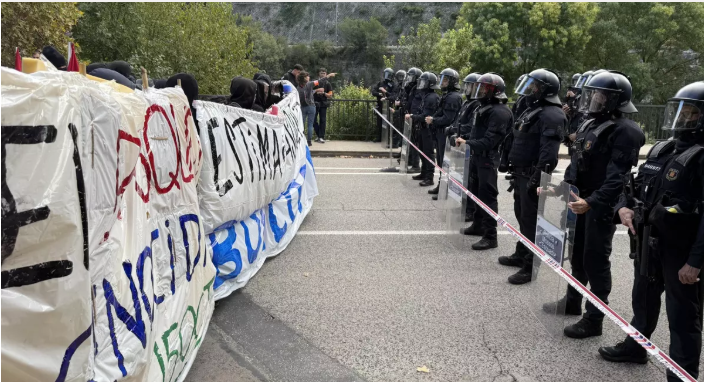 Manifestantes intentan bloquear los accesos del estadio donde se celebrará el partido contra el Hapoel de Jerusalén Mar Martí / ACN EL DIARIO