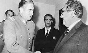 General golpista Pinochet saluda a Kissinger