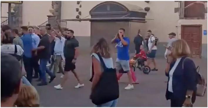 Abascal en Tenerife, junto a simpatizantes de Vox, que hacen el saludo fascista. (Fotograma de un vídeo publicado en las redes sociales de @FonsiLoaiza CANARIAS AHORA)