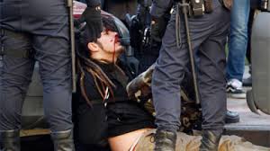 LA POLICÍA VUELVE A CARGAR CONTRA ESTUDIANTES - PÚBLICO