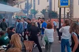 ABASCAL CON ESCOLTAS QUE HACEN EL SALUDO FASCISTA EN LA LAGUNA