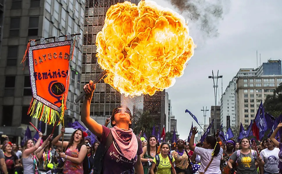 Las mujeres organizadas con su movilización en las calles siguen defendiendo sus derechos y conquistas y confrontan las nuevas tendencias antifeministas. Foto Marcha Mundial de Mujeres, Brasil