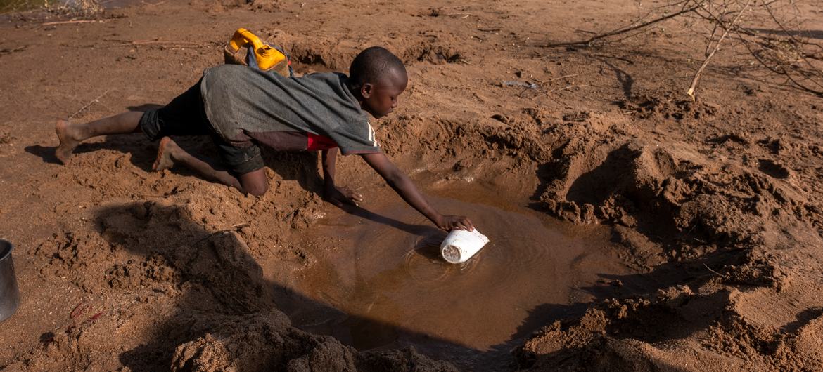 Un niño busca agua en los depósitos que quedan de un río seco en Somalia. Foto UNICEF_Sebastian Rich (1)