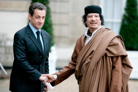Sarkozy estrecha la mano de Gadafi