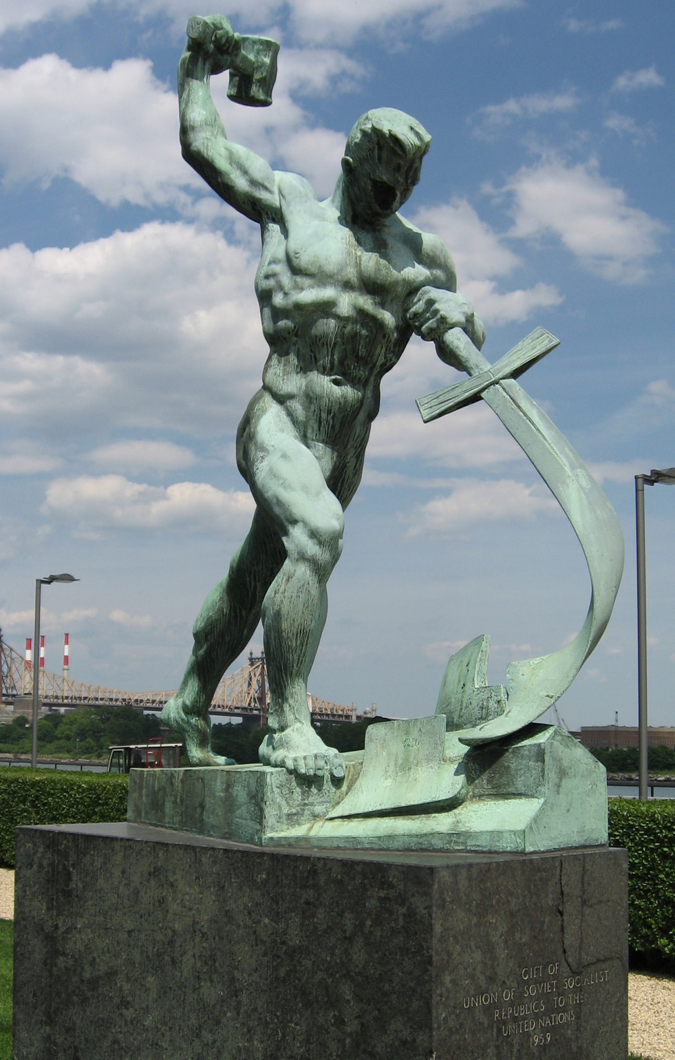 CONVIRTAMOS LAS ESPADAS EN ARADOS - ESTATUA DEL ESCULTOR SOVIÉTICO YEVGUENI VUCHÉTICH EN LA SEDE DE NACIONES UNIDAS