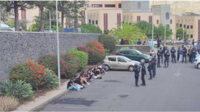 REPRESIÓN DE LA POLICIÍA A MANIFESTANTES CONTRA VITO QUILES EN LA ULL TENERIFE