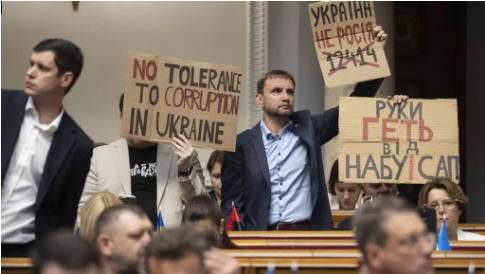 Legisladores ucranianos protestan mientras votan un proyecto para sustituir una ley que limitaba los poderes de los organismos anticorrupción en Kiev el 31 de julio de 2025. © Andrii Nesterenko, AFP