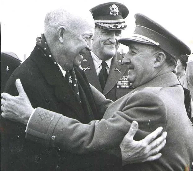 Franco abraza a Eisenhower en 1953