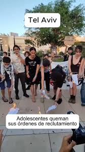JÓVENES JUDÍOS QUEMAN SUS ÓRDENES DE RECLUTAMIENTO