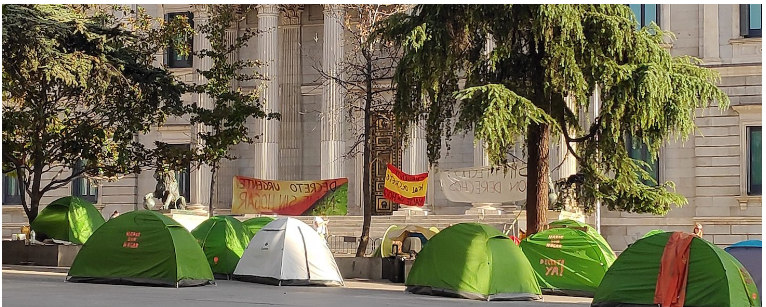 Congreso de los Diputados frente a la acampada de los techos en protesta por una vivienda digna. La concentración duró hasta mediados de octubre de 2019. (Foto Espiral21).