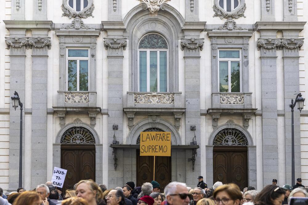 CONCENTRACIÓN DE RECHAZO A LA CONDENA DE GARCÍA ORTIZ, 23 11 2025 DAVIDA SABADELL EL SALTO