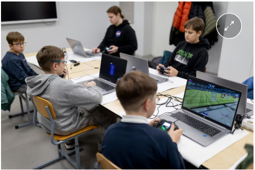Unos niños aprender a pilotar drones con unos simuladores, el 13 de noviembre en Jonava.
PACO PUENTES EL PAÍS