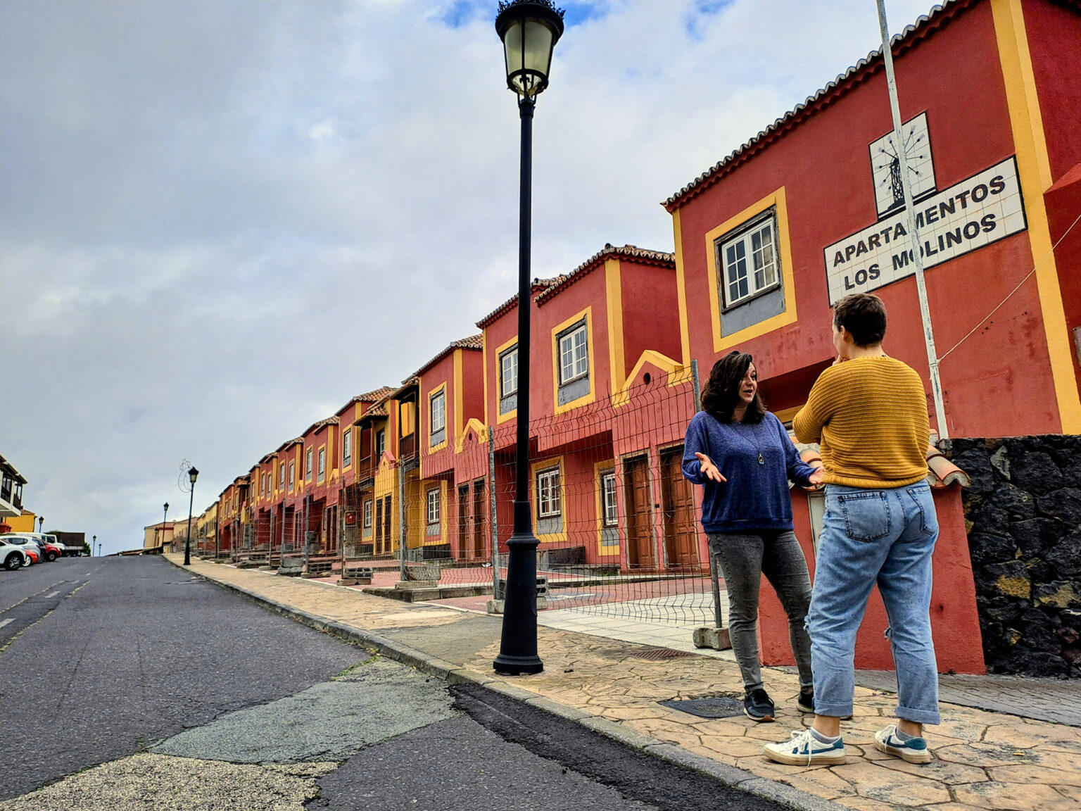 DRAGO La portavoz de Drago La Palma, Sara Hernández, frente al complejo de viviendas de Visocan que serán puestas a la venta próximamente