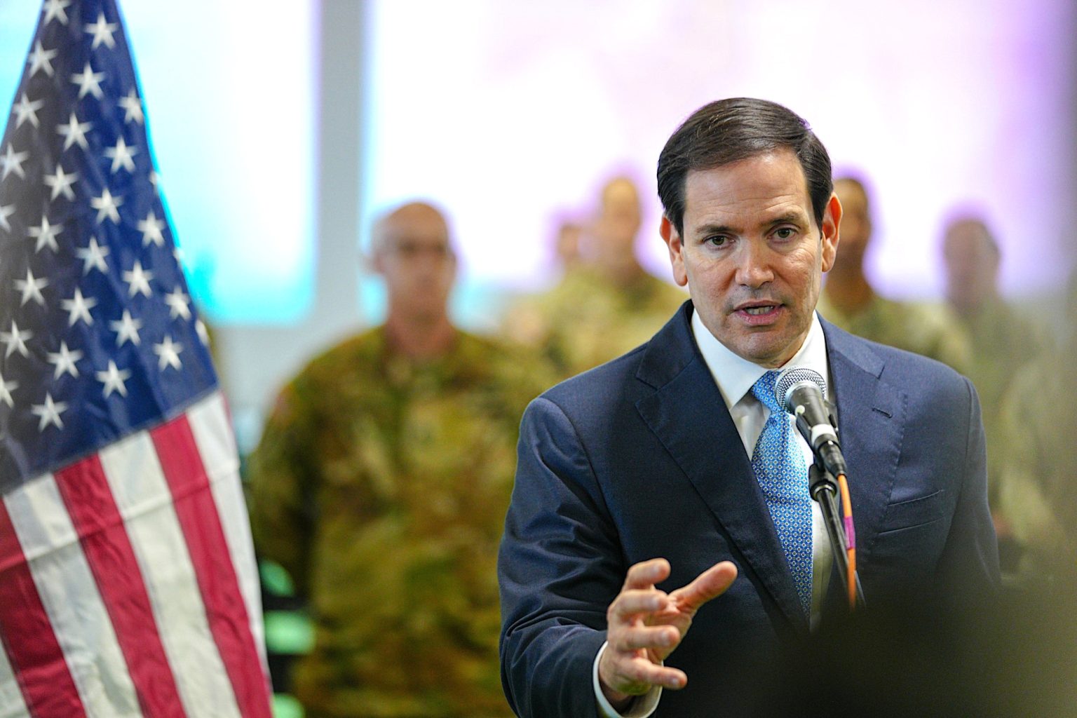 El secretario de Estado de EE. UU., Marco Rubio, visita el Centro de Cooperación Civil-Militar en Kiryat Gan, Israel, el 24 de octubre de 2025. (Departamento de Estado/Freddie Everett)