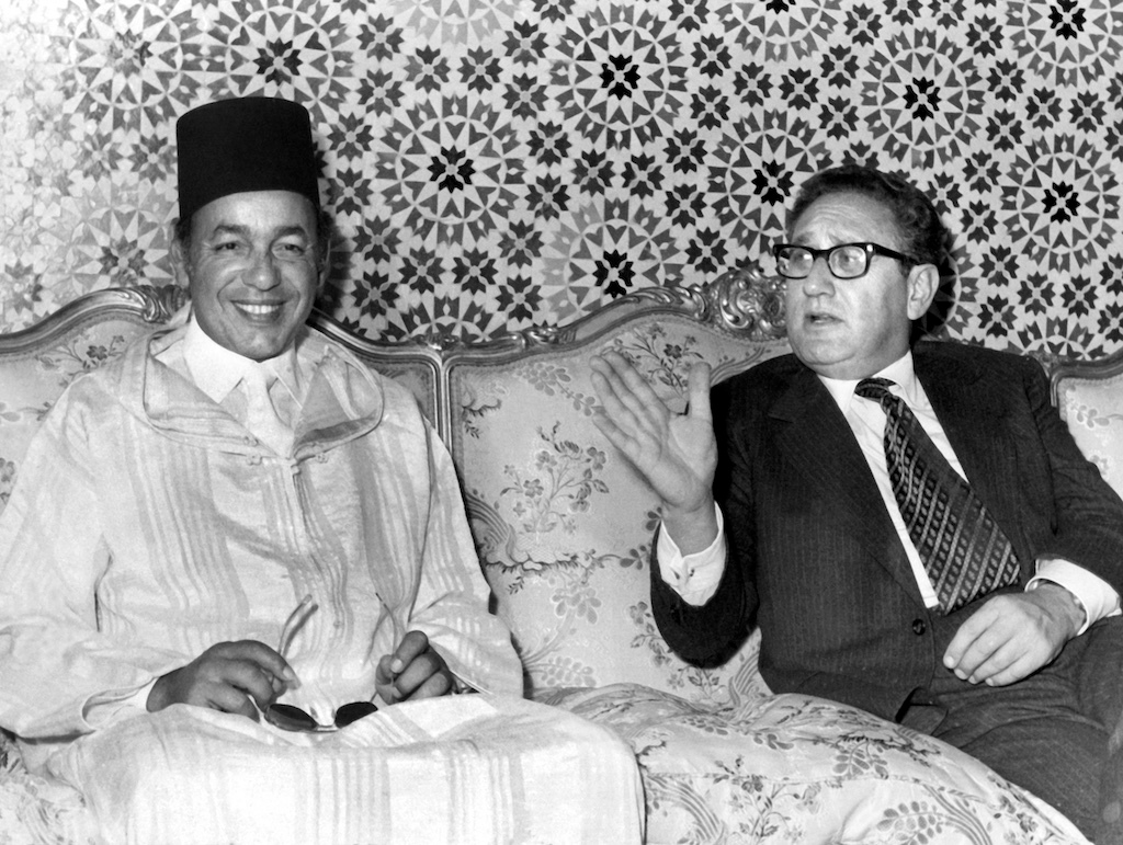Henry Kissinger se reúne con el rey Hassan II en noviembre de 1973 en Casablanca, Marruecos. (AFP/Getty Images)