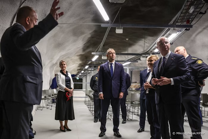 KAROL NAWROCKI EN FINLANDIA VISITANDO REFUGIOS Mikolaj Bujak KPRP THE FINANCIAL TIMES