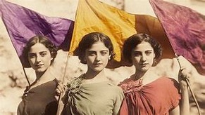 Muchachas con banderas de 2a República