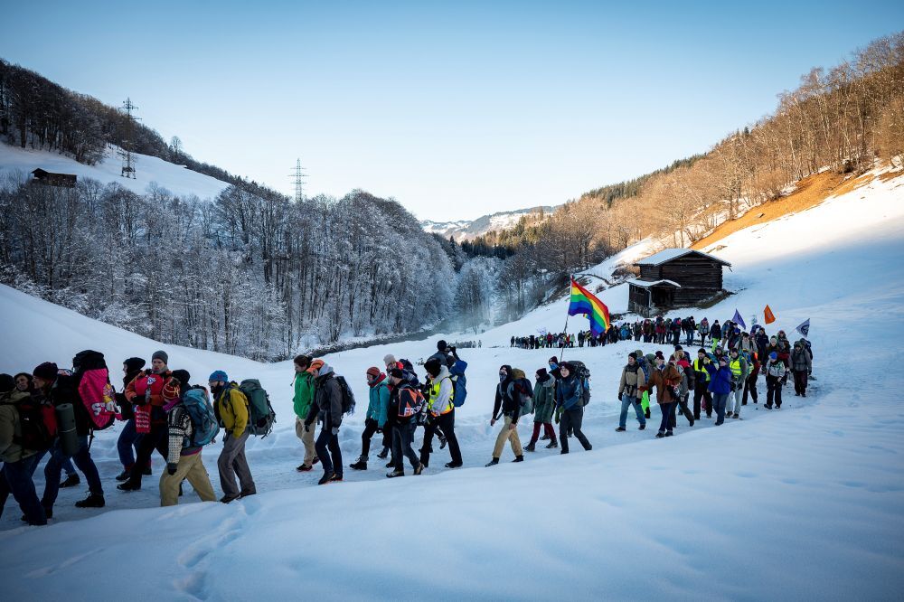 La marcha de protesta hacia Davos en 2024. Foto Streik Davos.