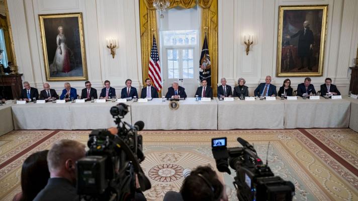 Trump organizó una reunión con un grupo de empresas energéticas de Estados Unidos y otros países, entre ellas ExxonMobil y Chevron (Foto: EFE)