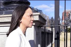 CORINA ENTRA EN LA CASA BLANCA COMO LA MINDUNDI QUE ES