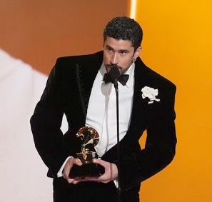 Bad Bunny con el trofeo en sus manos