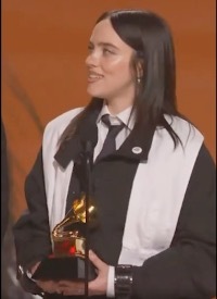 Billie Eilish con el trofeo ganado