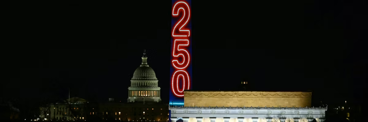 El Monumento a Washington se ilumina con una proyección de la iniciativa Freedom 250 del presidente estadounidense Donald Trump durante el espectáculo de Nochevieja en el National Mall en Washington, DC, el 31 de diciembre de 2025. Foto de Brendan Smialows