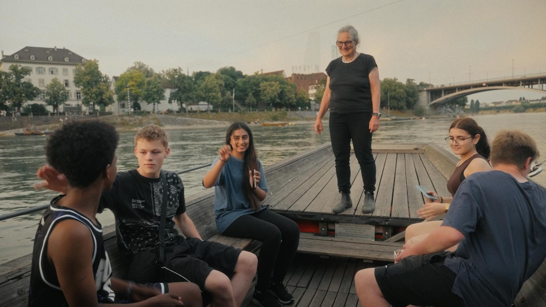 Barbara Buser, arquitecta, militante, feminista y piloto de una barcaza que transporta gente de orilla a orilla del río Rin en Basilea. Foto Journée de Soleure