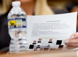 Foto del papel en manos d la republicana Bondi